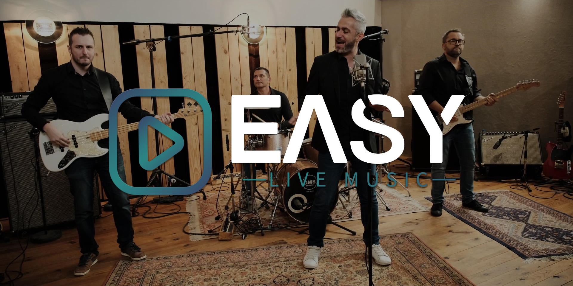 Easy Le Groupe en performance studio avec Christian au chant, Nicolas à la basse, Yannick à la batterie et Rémy à la guitare, spécialistes des animations musicales live dans les Bouches-du-Rhône, le Var et le Vaucluse