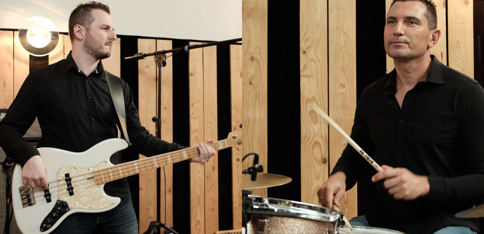 Portrait de Nicolas et Yannick jouant de la basse et de la batterie dans un studio moderne, Easy Le Groupe, spécialistes des animations musicales live dans les Bouches-du-Rhône, le Var et le Vaucluse